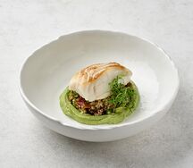 Треска с кремом из брокколи и киноа с овощами 