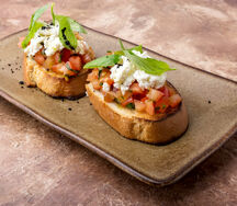 Брускетта с томатами и рикоттой