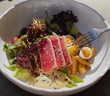 Салат Нисуаз со свежим тунцом