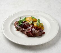 Скерт Стейк с желтой морковью и вишневым соусом демиглас