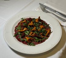 Карпаччо с лисичками с руколой и вялеными томатами