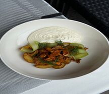 Картошка с лисичками и муссом из пармезана