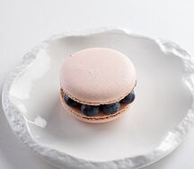 Макарон с сезонными ягодами