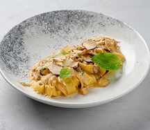 Паппарделле с Сезонными Грибами и черным трюфелем