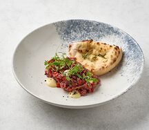 Тартар из говядины с перцем рамиро и луковым айоли 