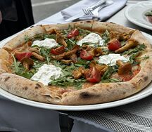 Пицца с лисичками, страчателлой и томатами черри