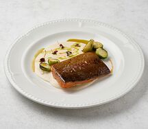 Копченая Карельская Форель с кремом из цветной капусты 