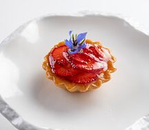 Корзиночка с сезонными ягодами 