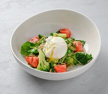 С киноа и яйцом пашот