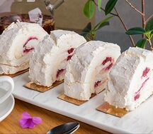 Меренговый рулет с малиной 