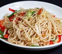 Пшеничная лапша с овощами в остром соусе