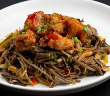 Лапша гречневая с цыпленком в соусе черный перец
