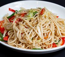 Пшеничная лапша с овощами в соусе черный перец