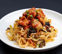 Пшеничная лапша с цыпленком в остром соусе