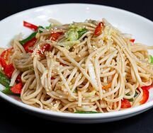 Пшеничная лапша с овощами в устричном соусе