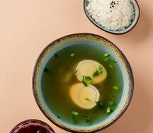 Бульон говяжий с яйцом и зеленью