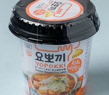 Рисовые палочки токпокки в чашке yopokki