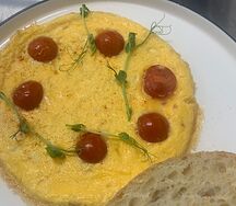 Омлет с сыром и помидорами черри