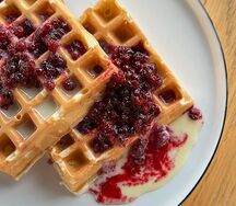 Вафли с брусничным джемом и сгущенным молоком