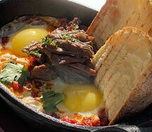 Шакшука с томленой говядиной 