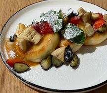 Сырники с рикотой, мисо-карамель и свежими ягодами 