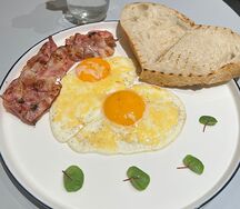 Яичница с жареным беконом и сыром 