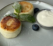 Сырники с сахарной пудрой и сметаной 