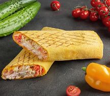 Шаурма с курицей в сырном лаваше маленькая