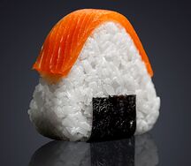 Онигири чиз-лосось