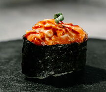 Гункан с лососем