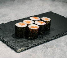 Маки с лососем