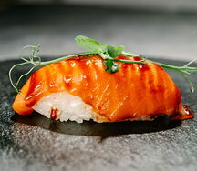 Суши с лососем