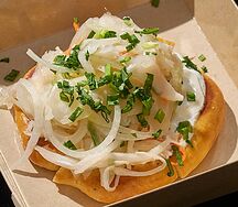 Шаньга с салатом из квашеной капусты и ароматным маслом