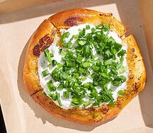Уральская шаньга со сметаной и зеленым луком