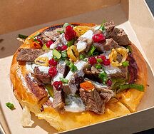 Шаньга с обжаренной говядиной, луком и соусом из хрена