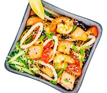 Вок с лососем и морепродуктами