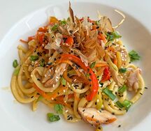 Азиатская лапша с овощами и куриным бедром