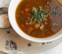 Рассольник с говядиной и копченой сметаной