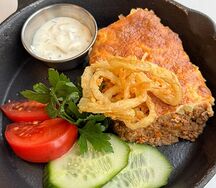Картофельная запеканка с мраморной говядиной и свежими овощами