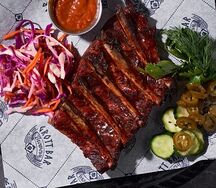Свиные ребра BBQ с огурцами бурбон и капустным салатом