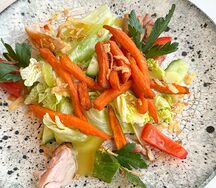 Салат с курицей, бататом и медово-горчичной заправкой
