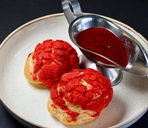Шу с фисташковым кремом и малиновым конфитюром