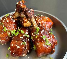 Куриные лоллипопс в соусе спайси хани