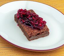 Брауни с брусничным вареньем