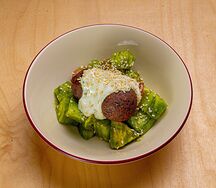 Салат с авокадо и фалафелем