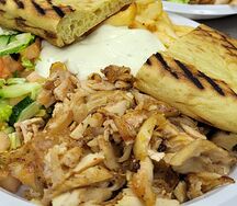 Гирос на тарелке с курицей