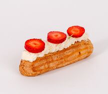 Эклер клубничный