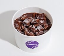 Десерт с бананом печеньками брауни и шоколадной карамелью