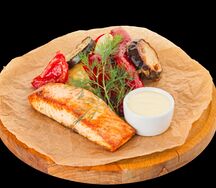 Подкопченный лосось с голландским сыром и овощами