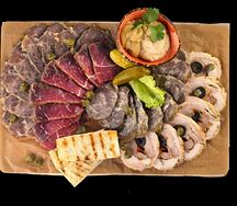 Тарелка мясных деликатесов